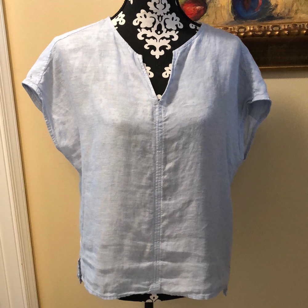 🦋 Tahari lightweight light blue linen v-neck hi-low hem top